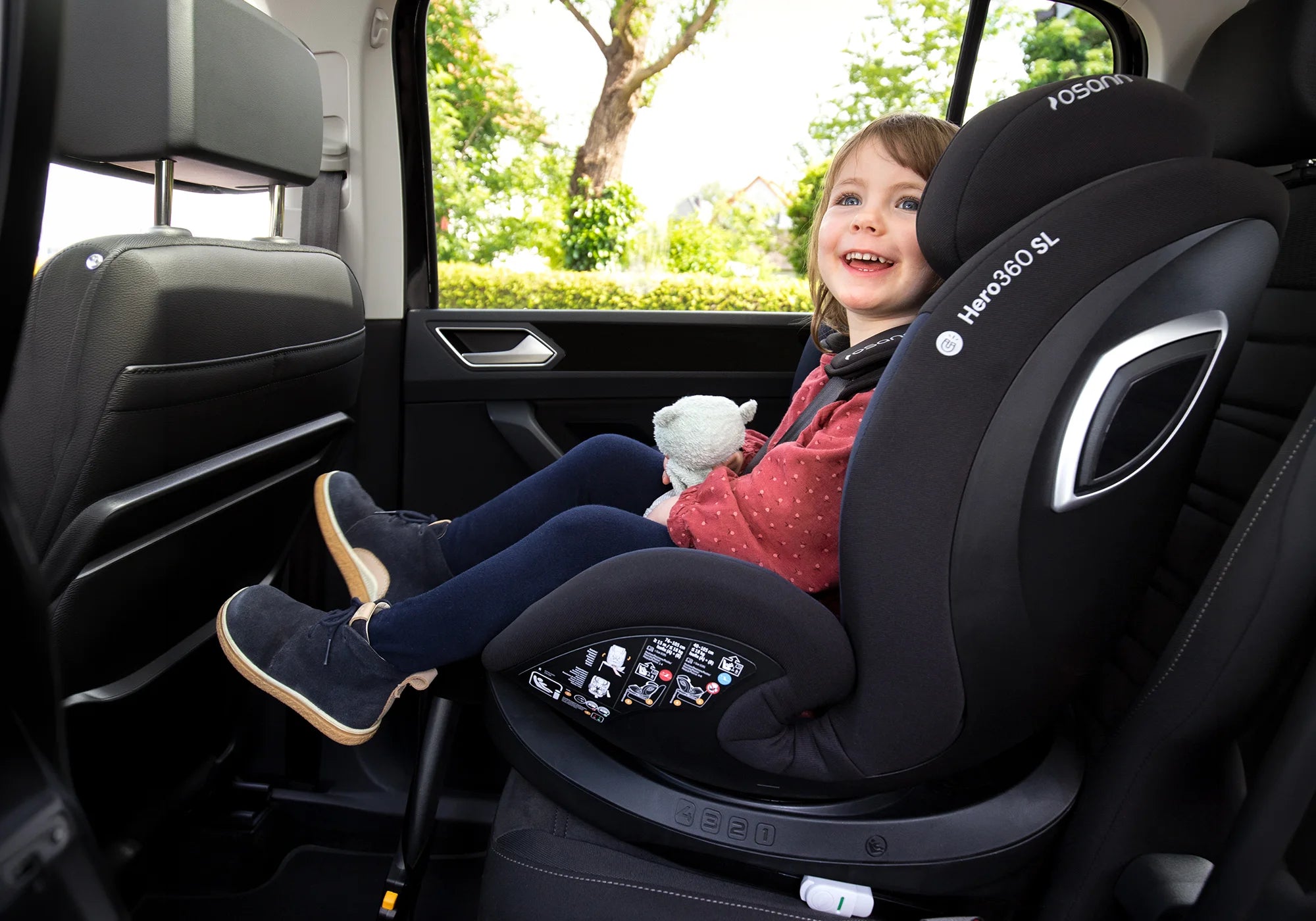 Kind lachen in Osann Kindersitz mit Standfuß