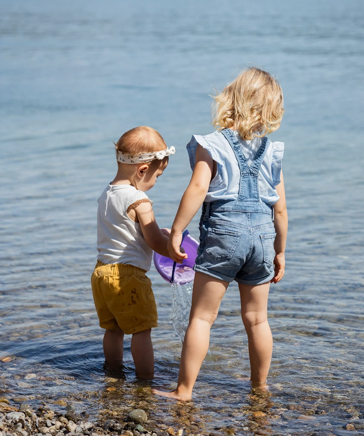 2 Kinder am Wasser beim spielen