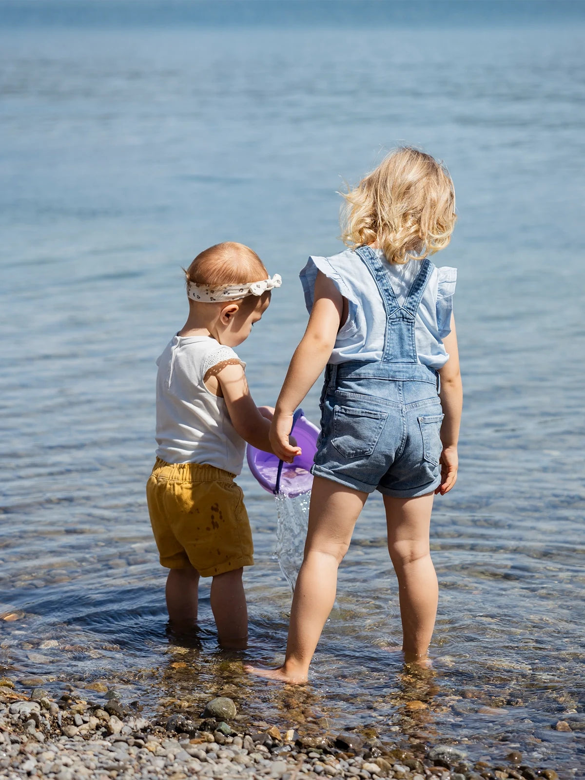 2 Kinder am Wasser beim spielen