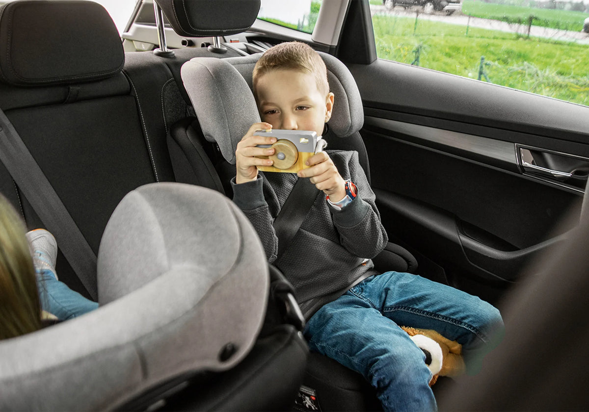 Booboo Safety Oslo Kindersitz im Auto mit Kind am spielen
