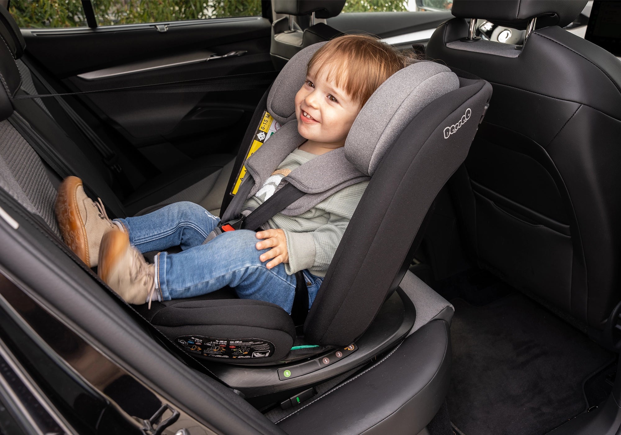 Booboo Safety Lissabon Kindersitz im Auto mit Kind reboard