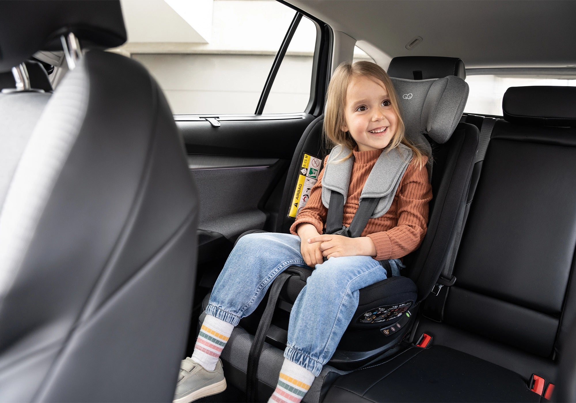 Booboo Safety Lissabon Kindersitz im Auto mit Kind