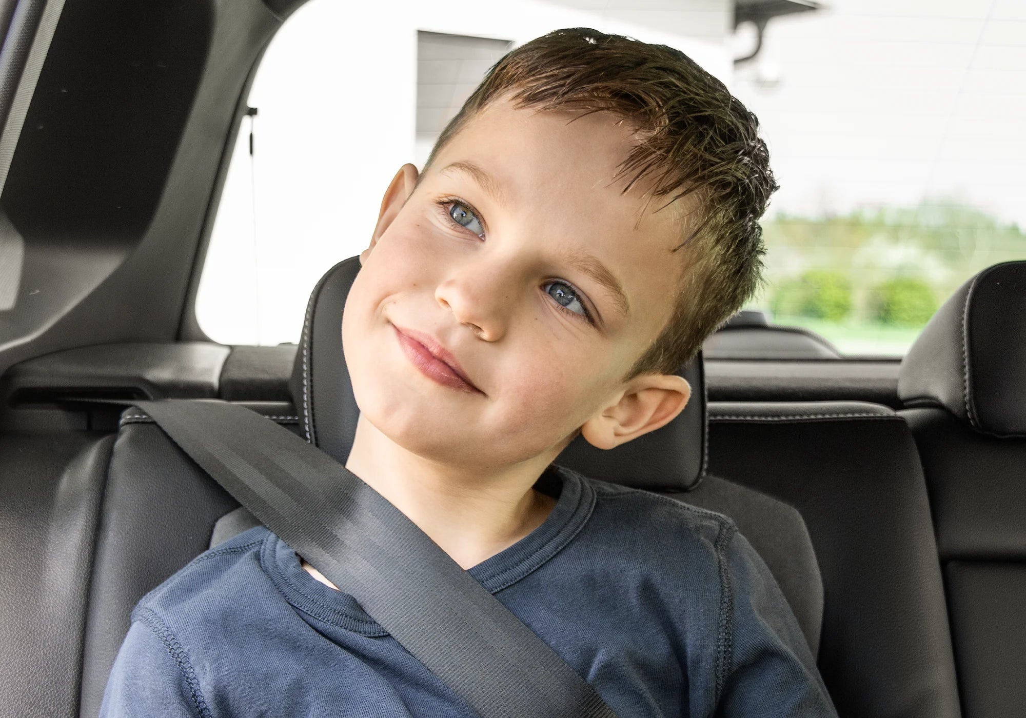 Junge angeschnallt im Auto