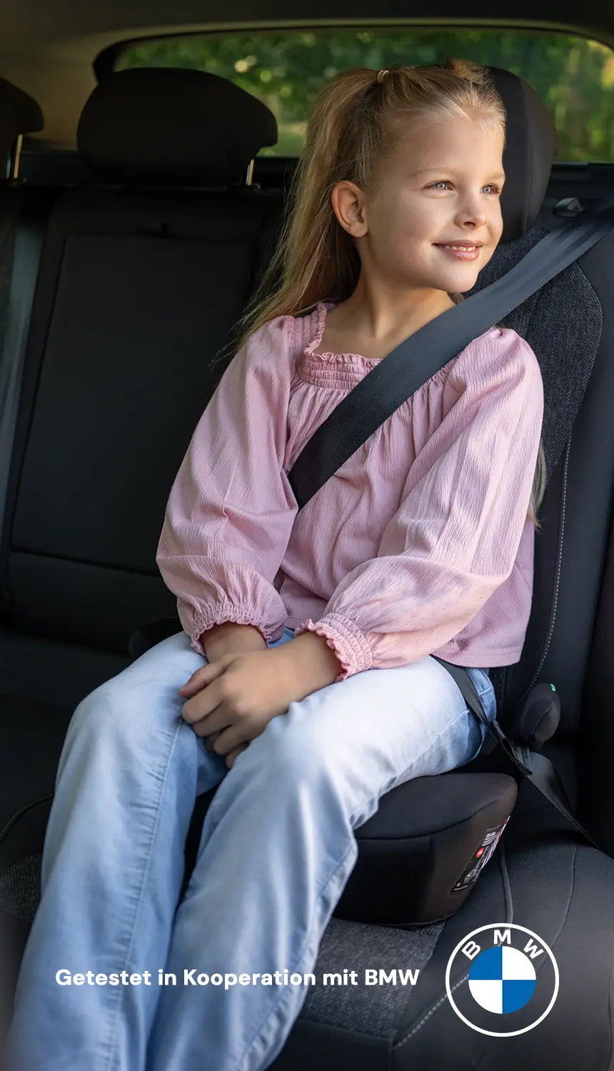 Mädchen in Sitzerhöhung Boost Isofix - getestet in Kooperation mit BMW