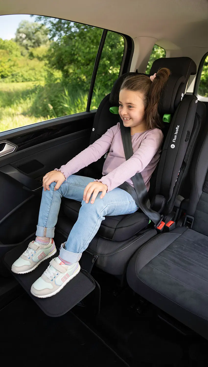 Flux Isofix Kindersitz mit Kind und Feetup