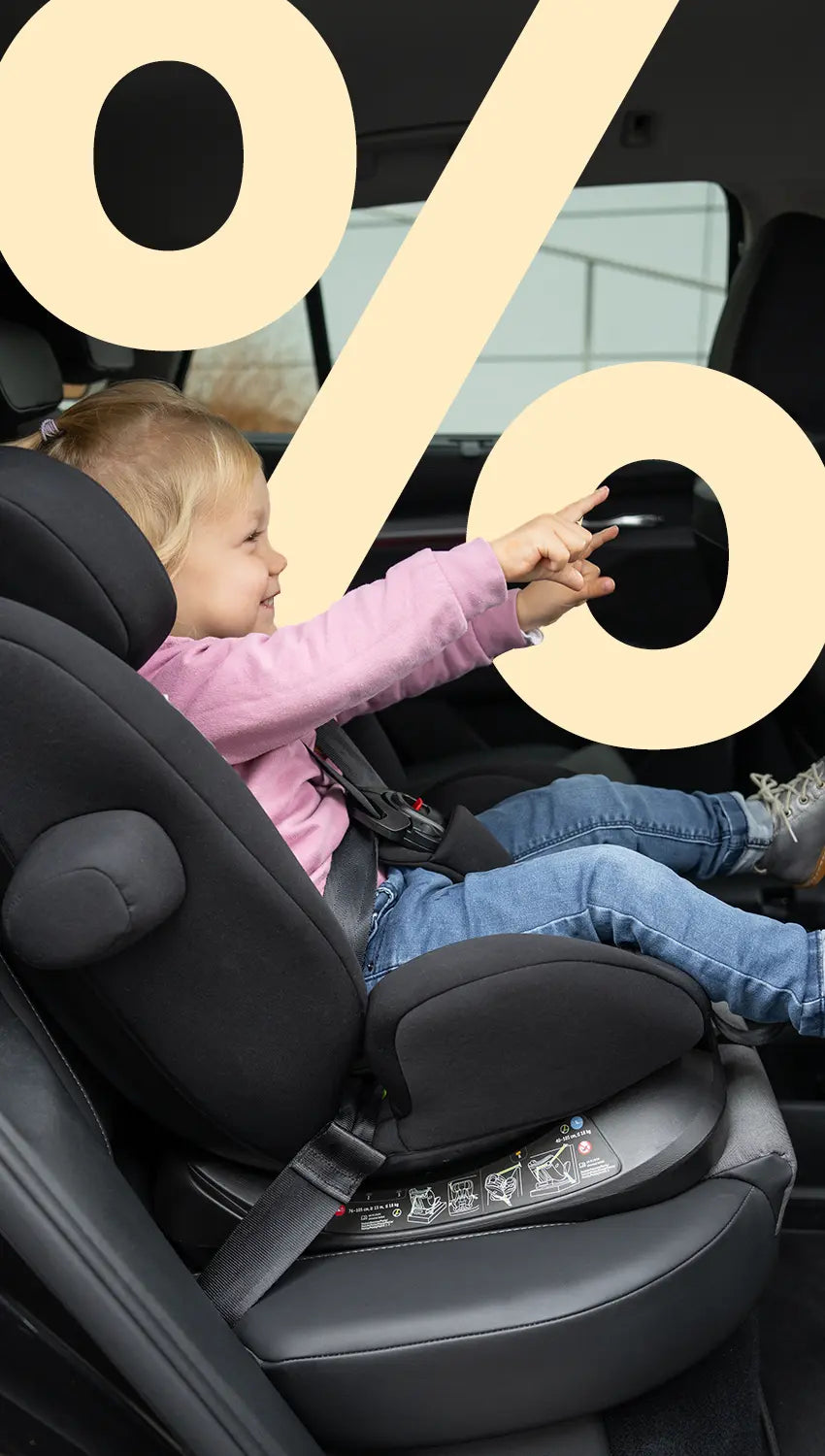 Kind sitzt im Osann Kindersitz im Auto