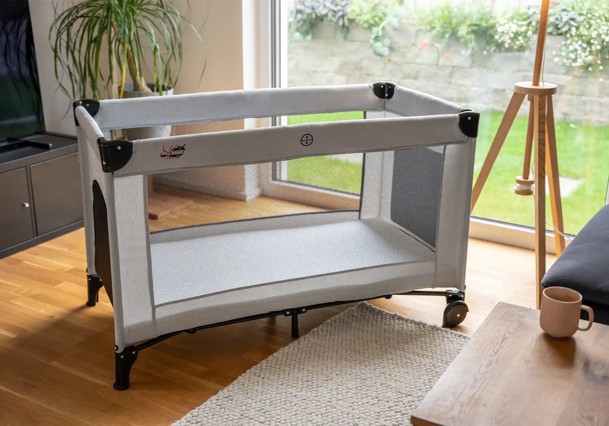 Kids Alm Fresh Air Reisebett im Wohnzimmer