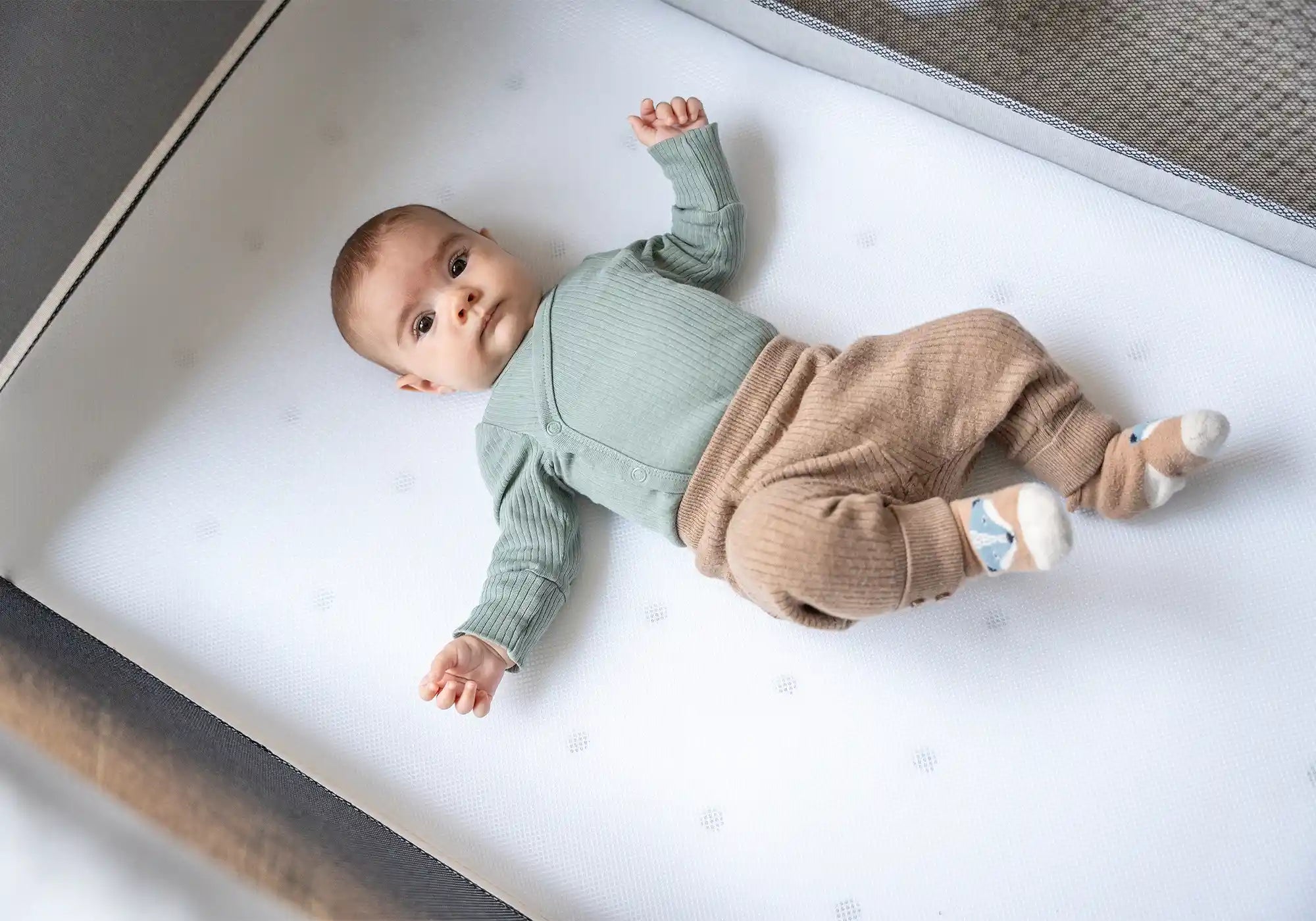 Baby liegt im Kids Alm Reisebett