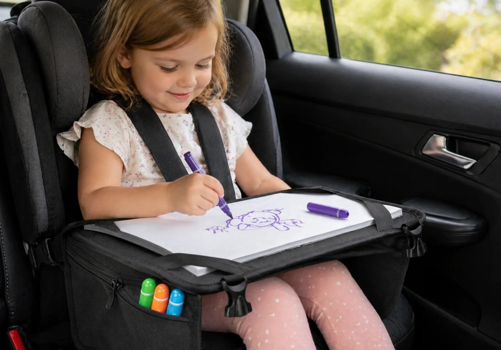 Mal und Reisetablet im Auto 