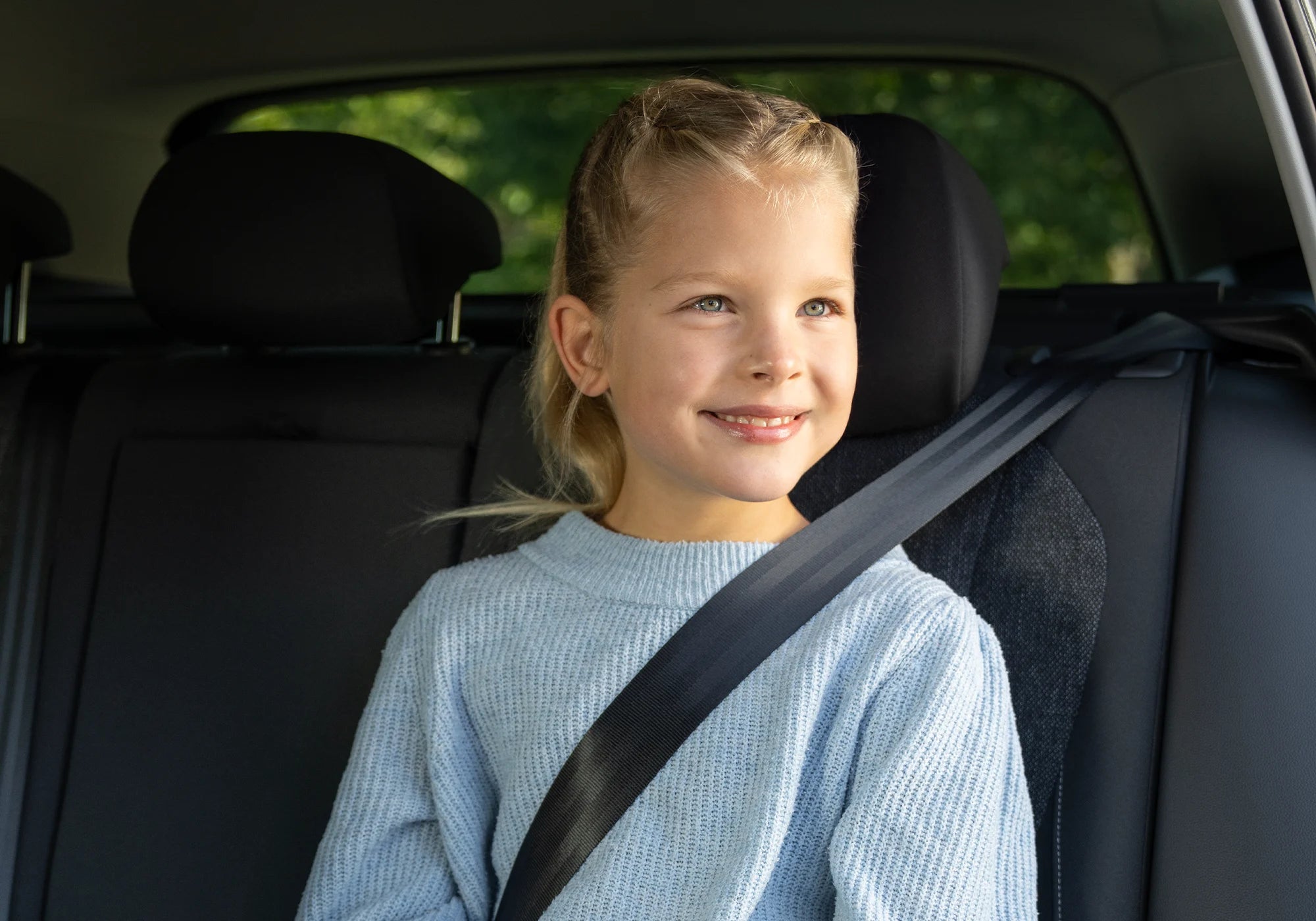Mädchen angeschnallt im Auto