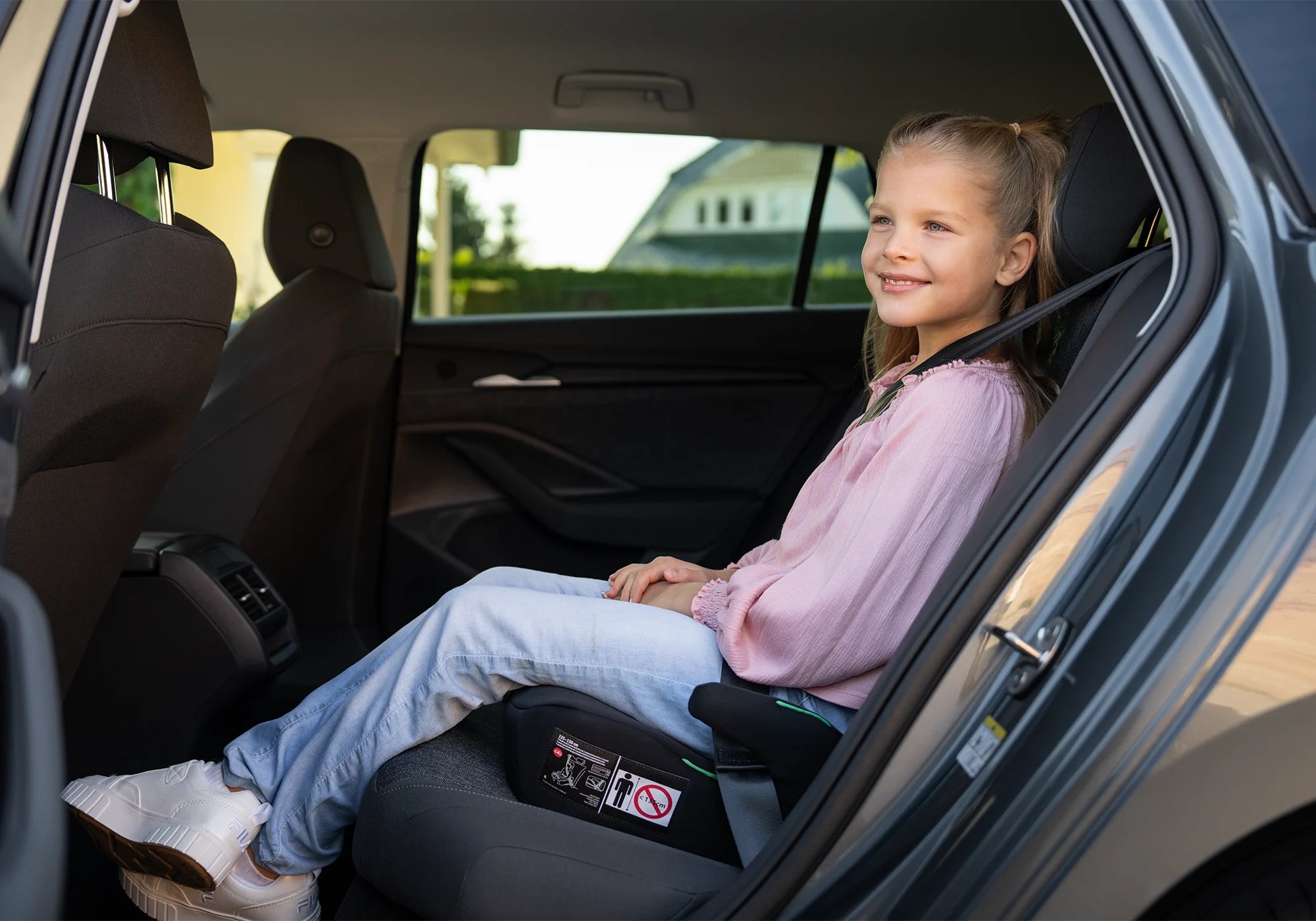 Osann Boot Sitzerhöhung mit Kind im Auto 