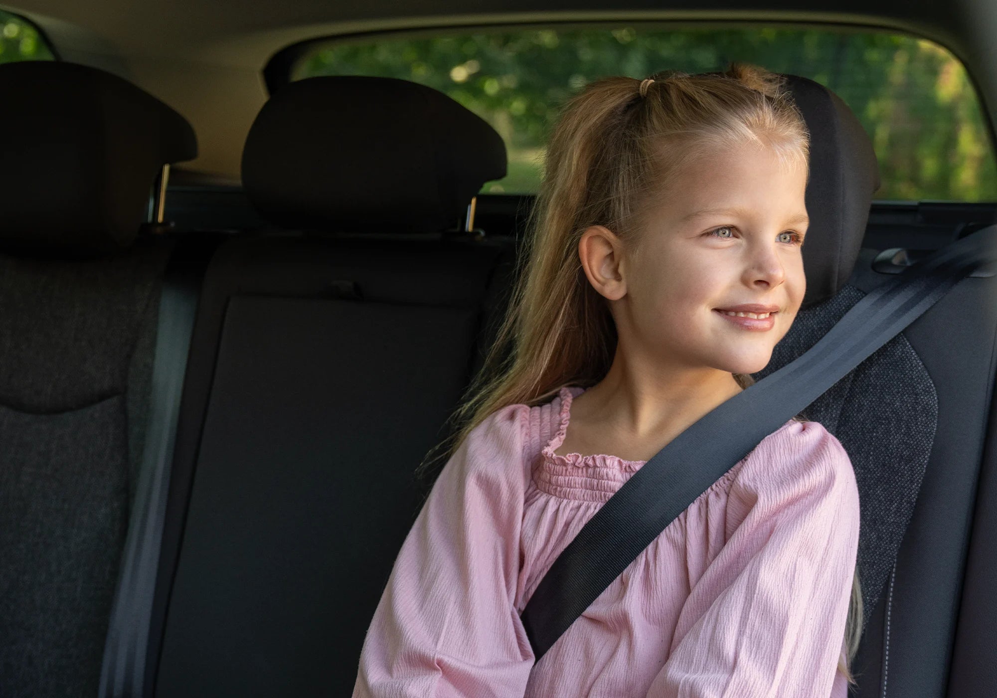 Kind angeschnallt im Auto