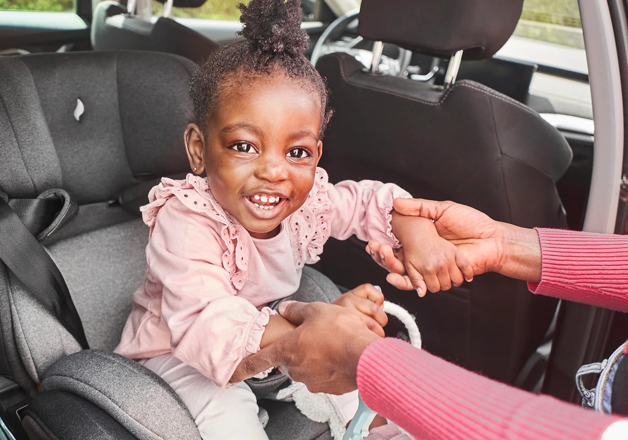 Osann Eno360 Kindersitz im Auto mit Kind