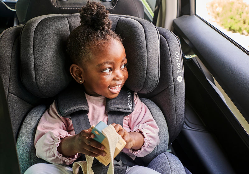 Osann Eno360 Kindersitz mit Kind im Auto reboard