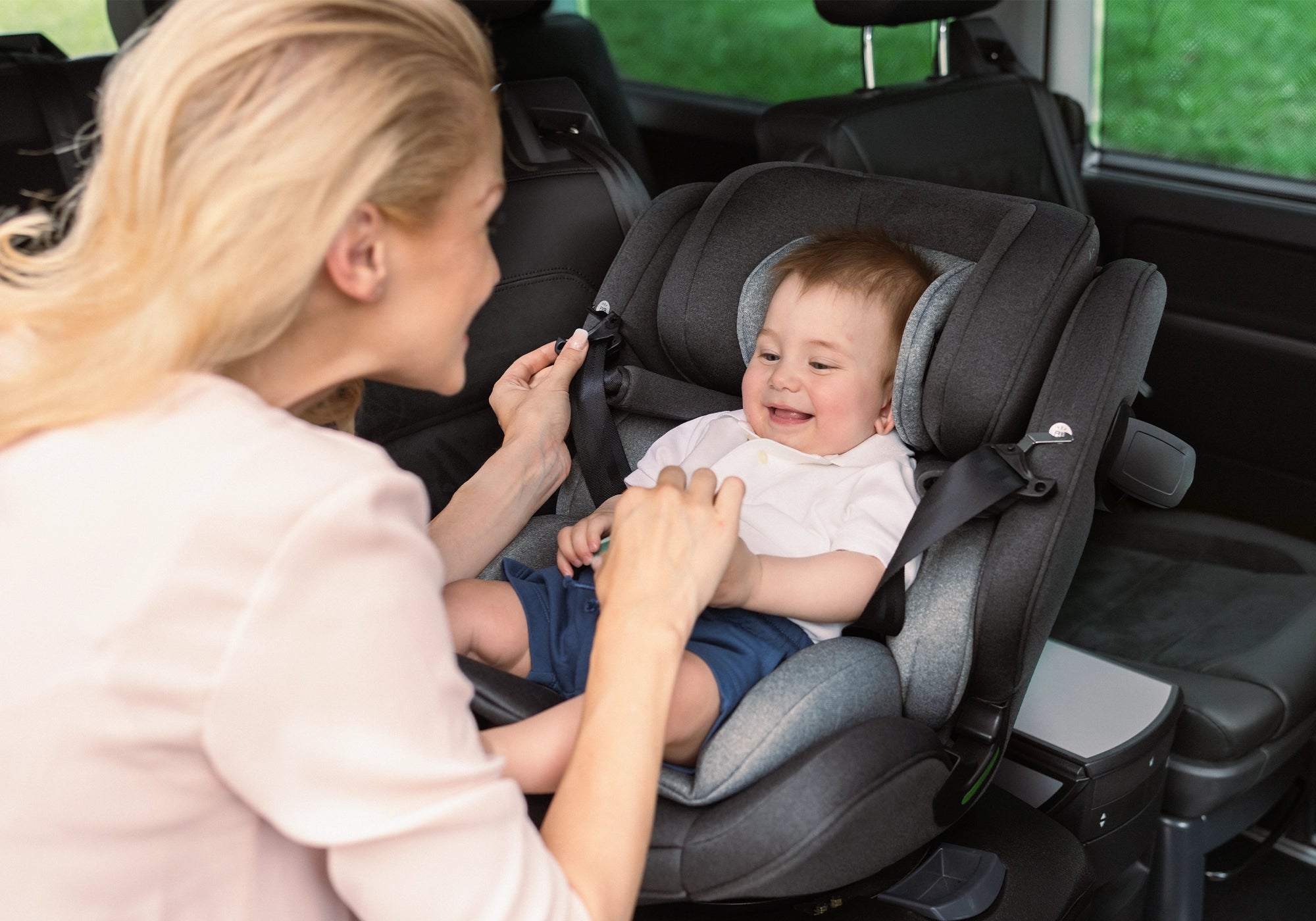 Osann Eno360 Kindersitz mit Kind im Auto beim anschnallen