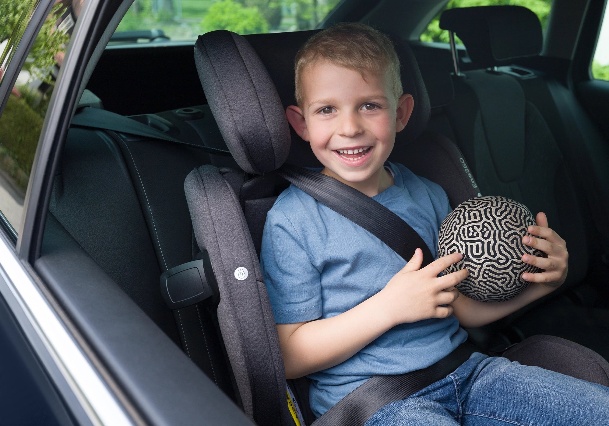 Osann Eno360 Kindersitz mit Kind im Auto 