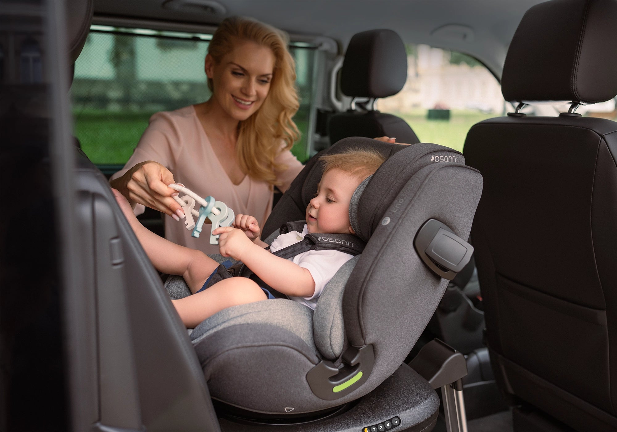 Osann Eno360 SL Kindersitz mit Kind im Auto reboard Standfuß