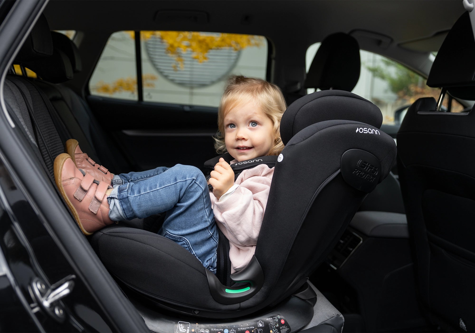 Osann Floyd360 Kindersitz im Auto mit Kind reboard