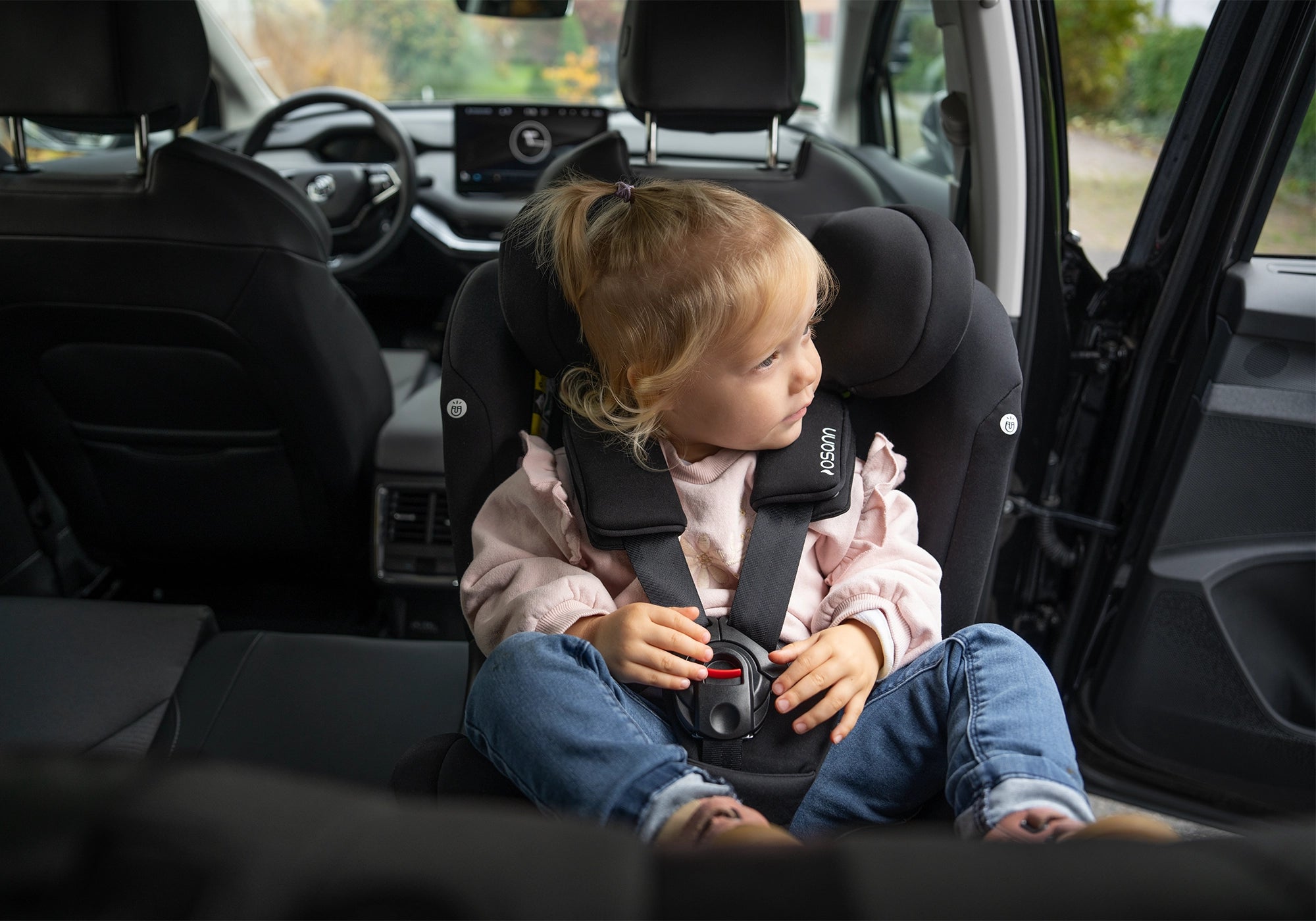 Osann Floyd360 Kindersitz im Auto mit Kind reboard