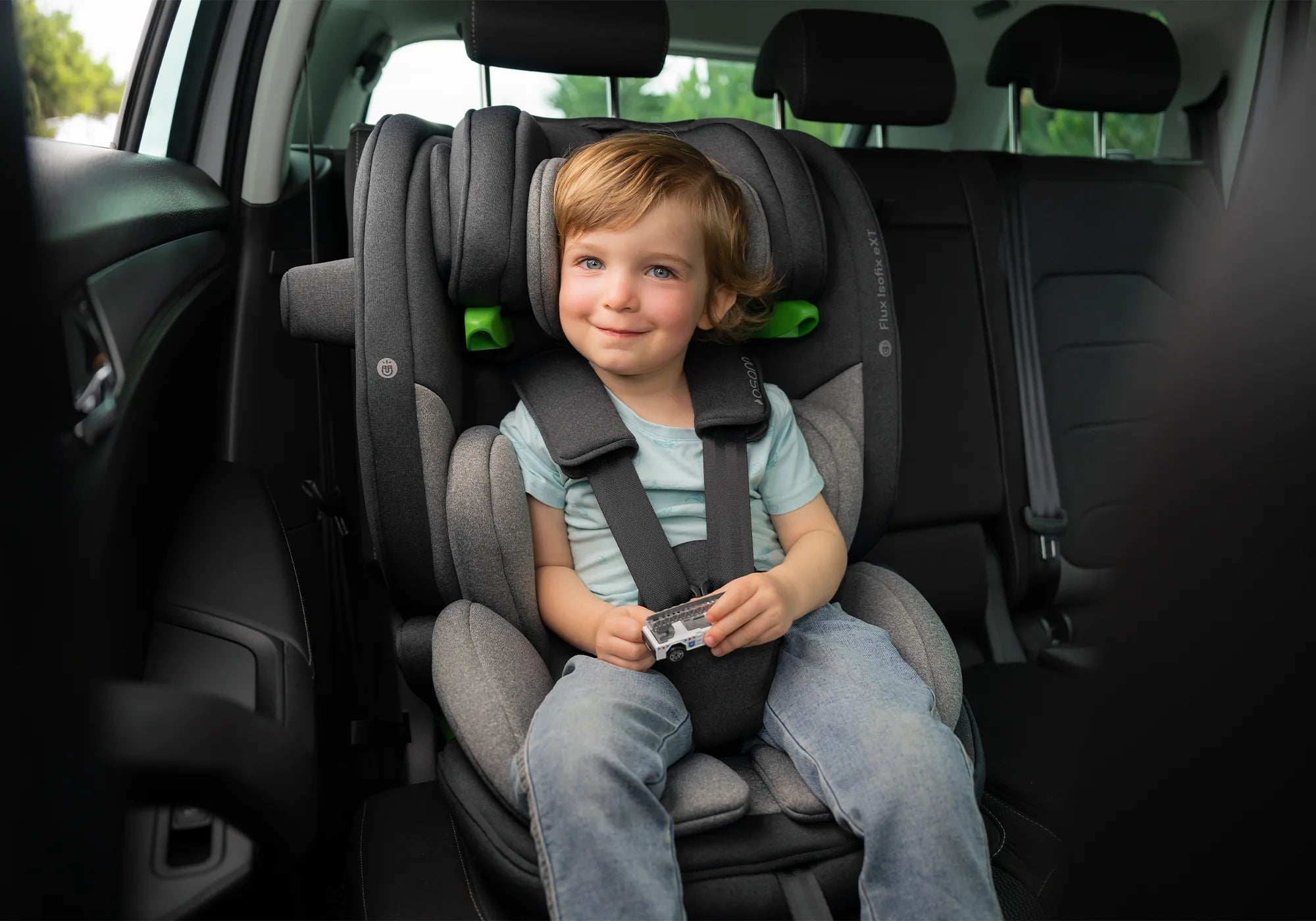 Osann Flux Isofix eXT Kindersitz mit Kind im Auto 