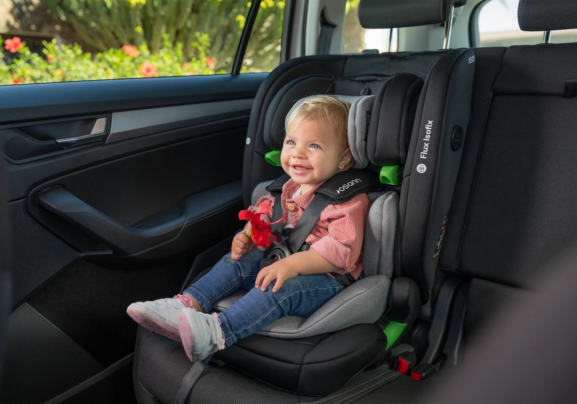 Osann Flux Isofix Kindersitz mit Kind im Auto 