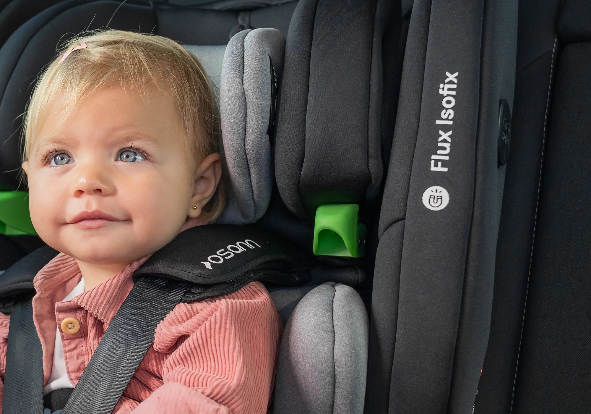 Osann Flux Isofix Kindersitz mit Kind im Auto Magnethalterung