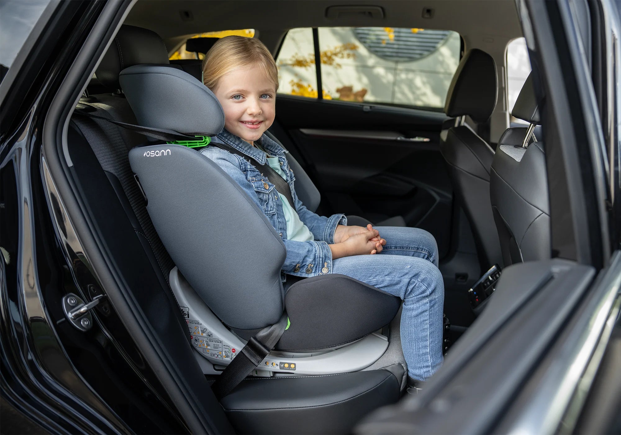Osann Four Maxi Kindersitz mit Kind im Auto