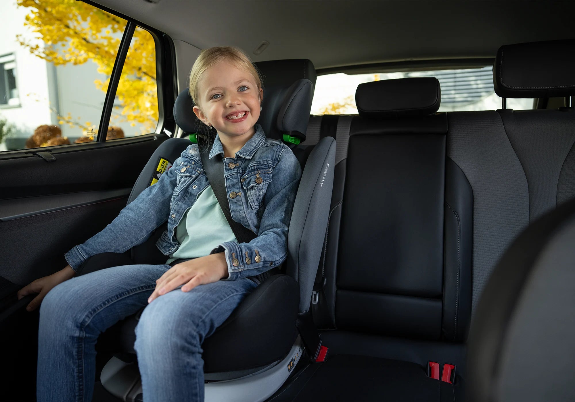 Osann Four Maxi Kindersitz mit Kind im Auto