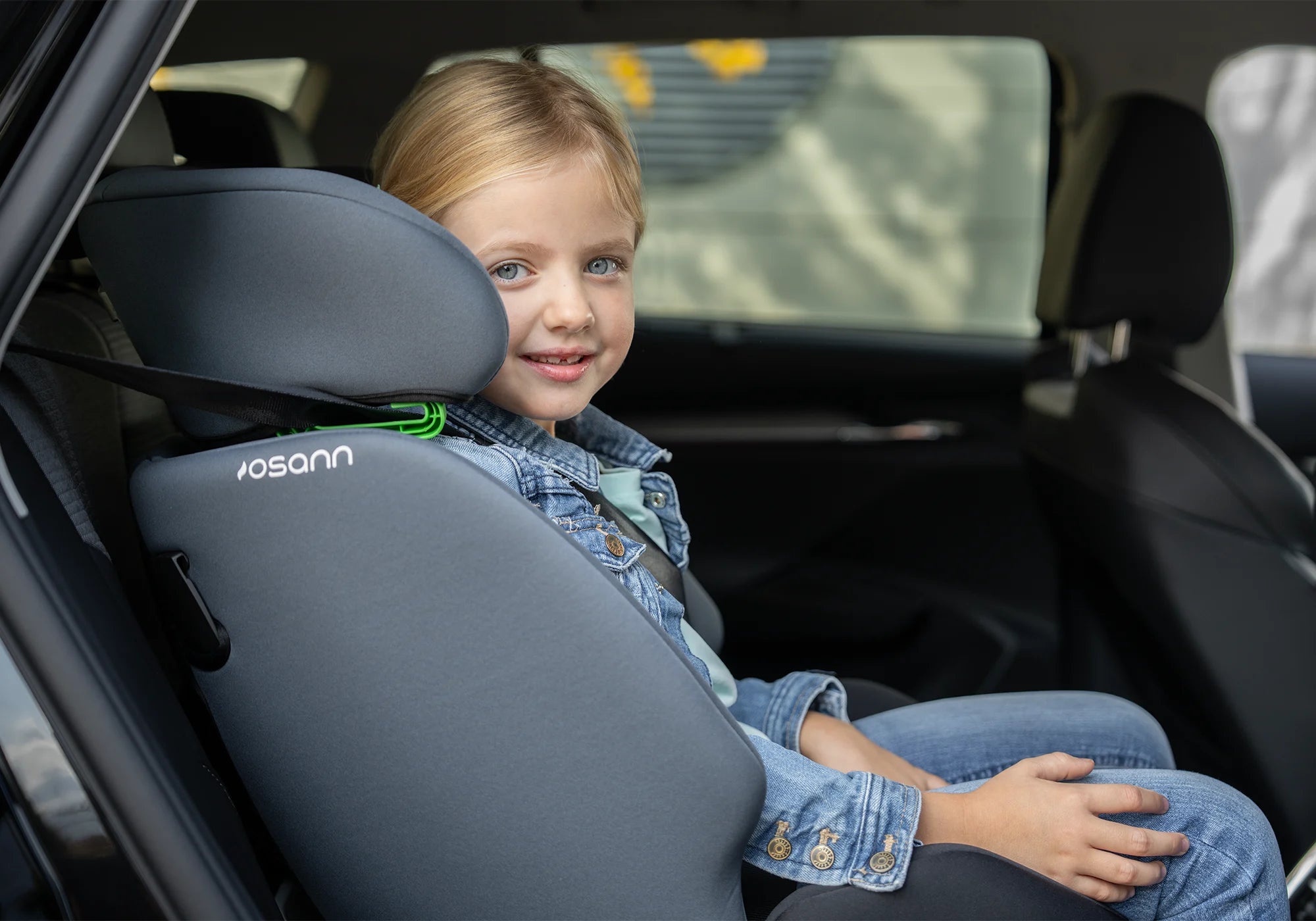 Osann Four Maxi Kindersitz mit Kind im Auto