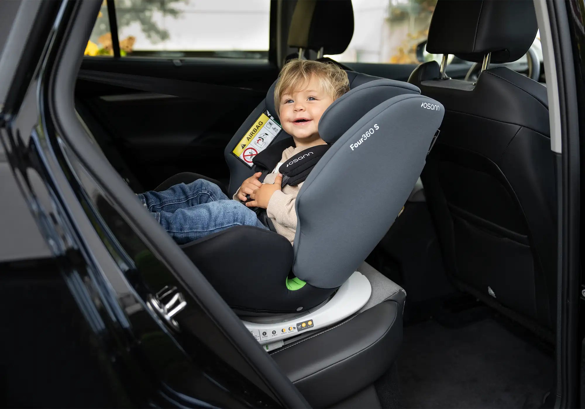 Osann Four360 S Kindersitz mit Kind im Auto