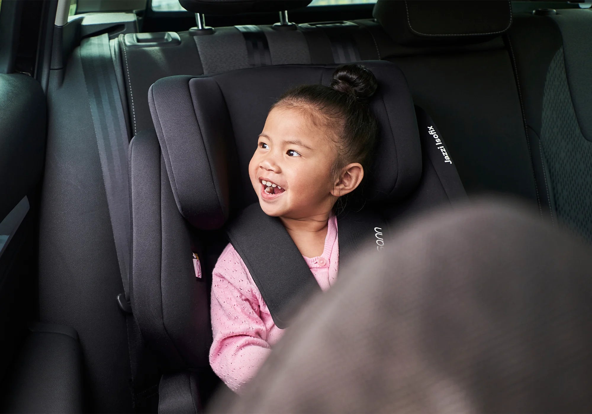 Osann Jazzi Isofix Kindersitz mit Kind im Auto
