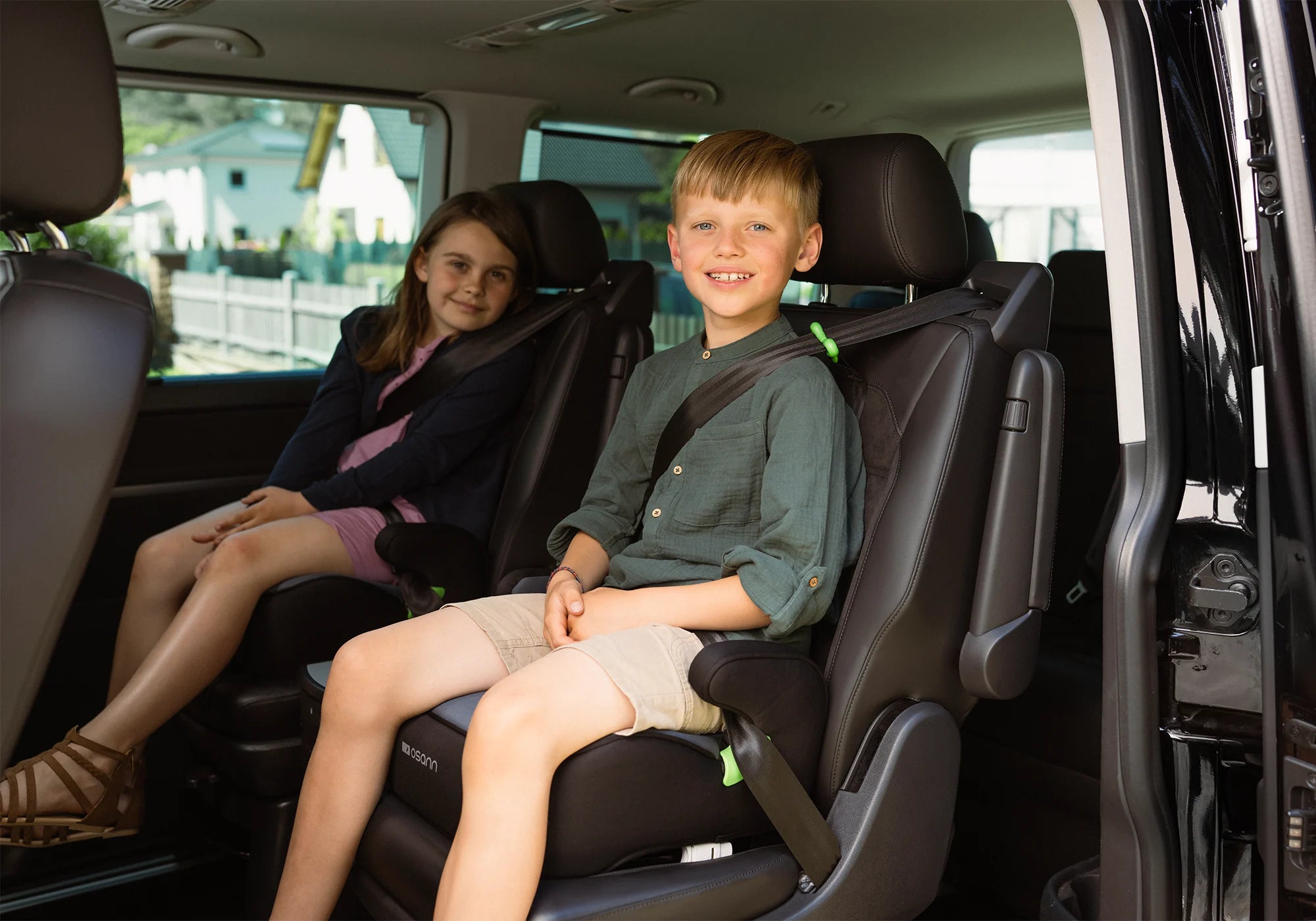 Osann Junior Isofix Gurtfix Sitzerhöhung mit Kind im Auto