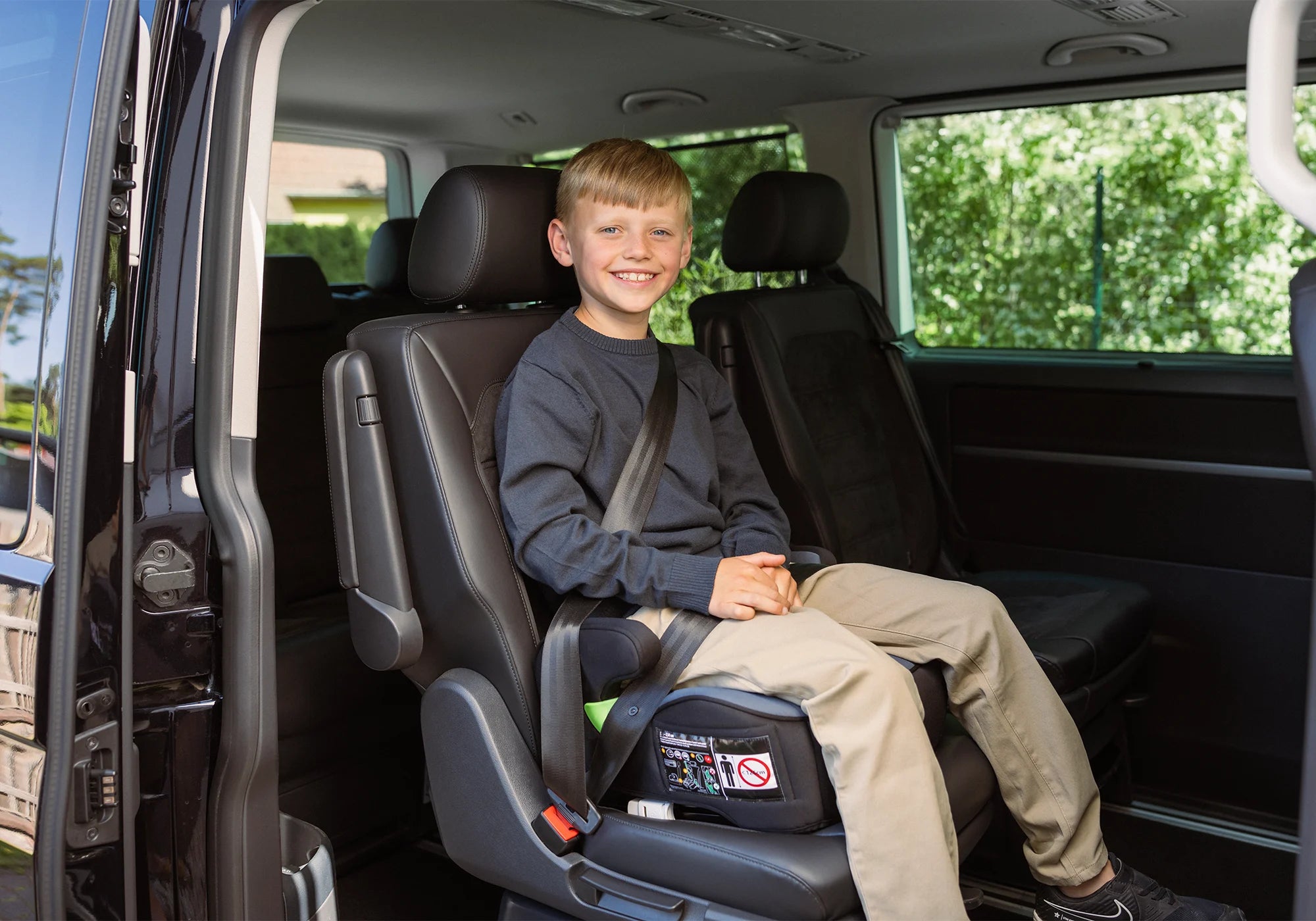 Osann Junior Isofix Sitzerhöhung mit Kind im Auto