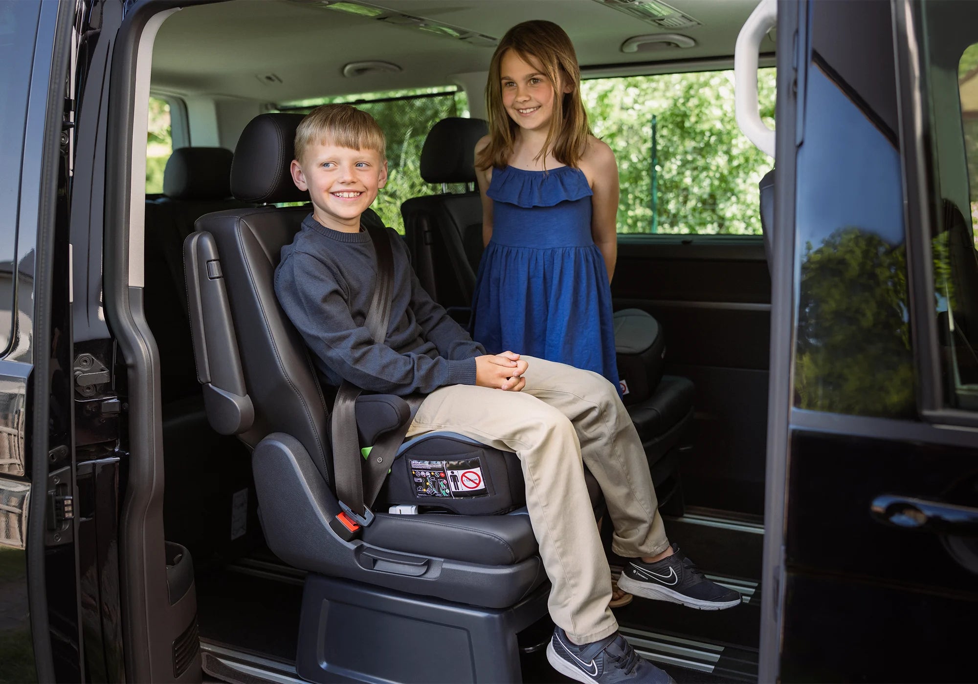 Osann Junior Isofix Gurtfix Sitzerhöhung mit zwei Kindern im Auto