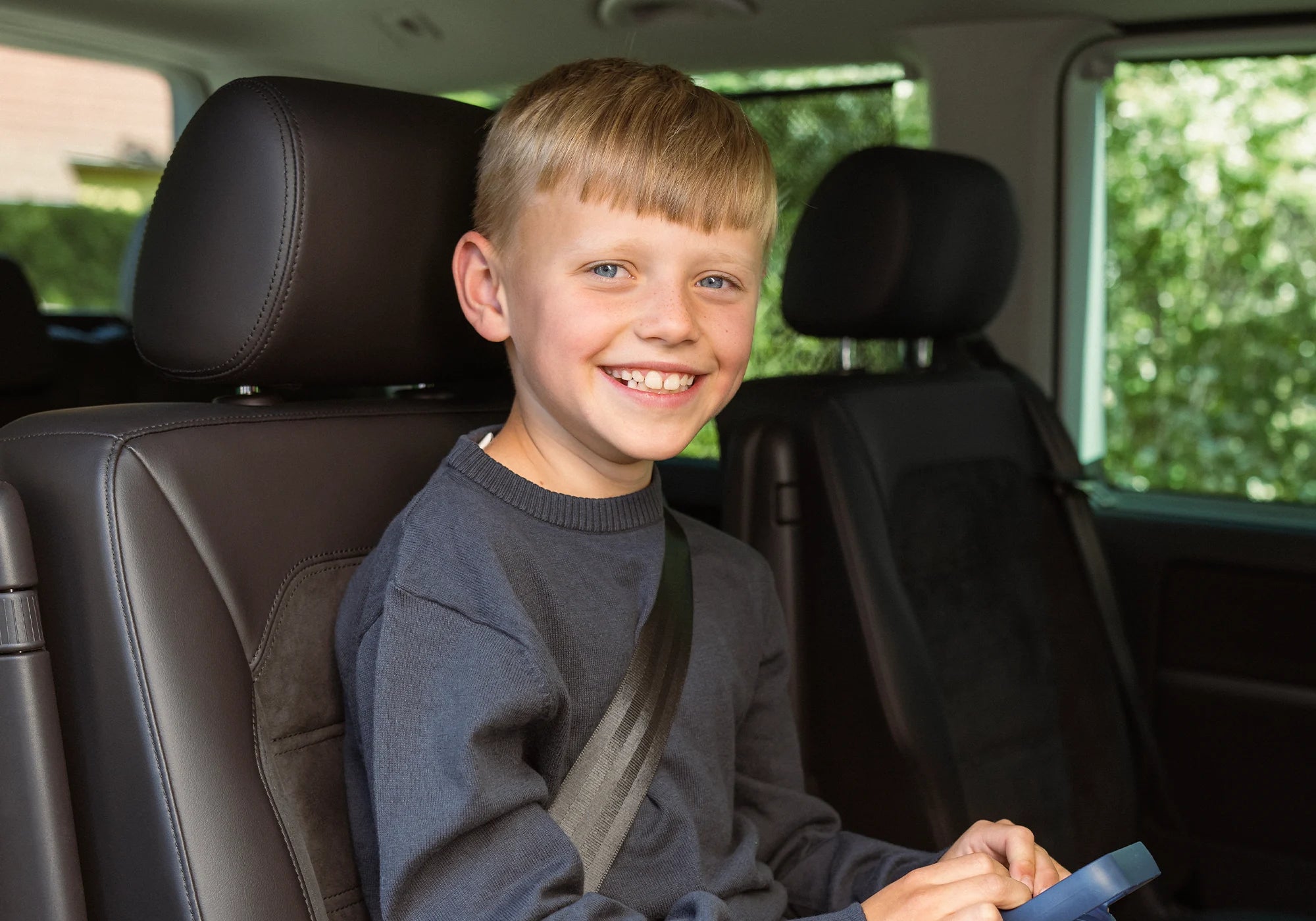 Kind im Auto angeschnallt