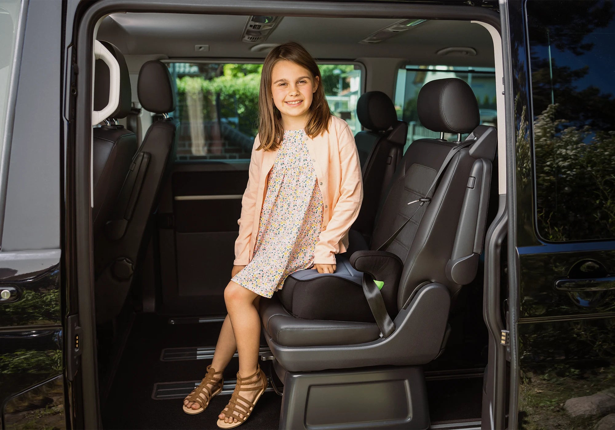 Osann Junior Sitzerhöhung mit Kind im Auto