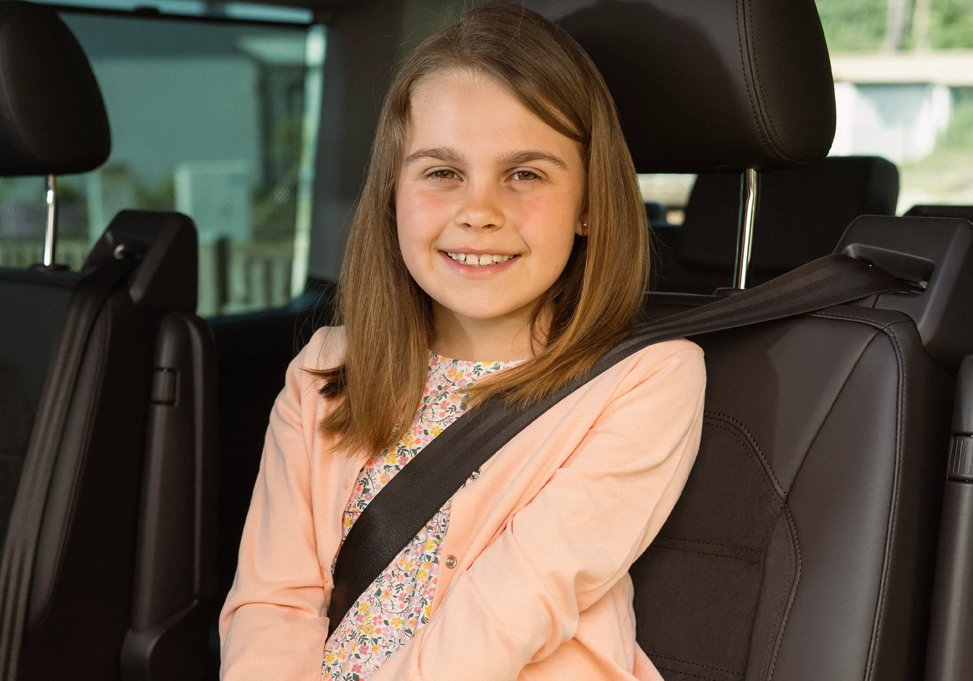 Mädchen angeschnallt im Auto