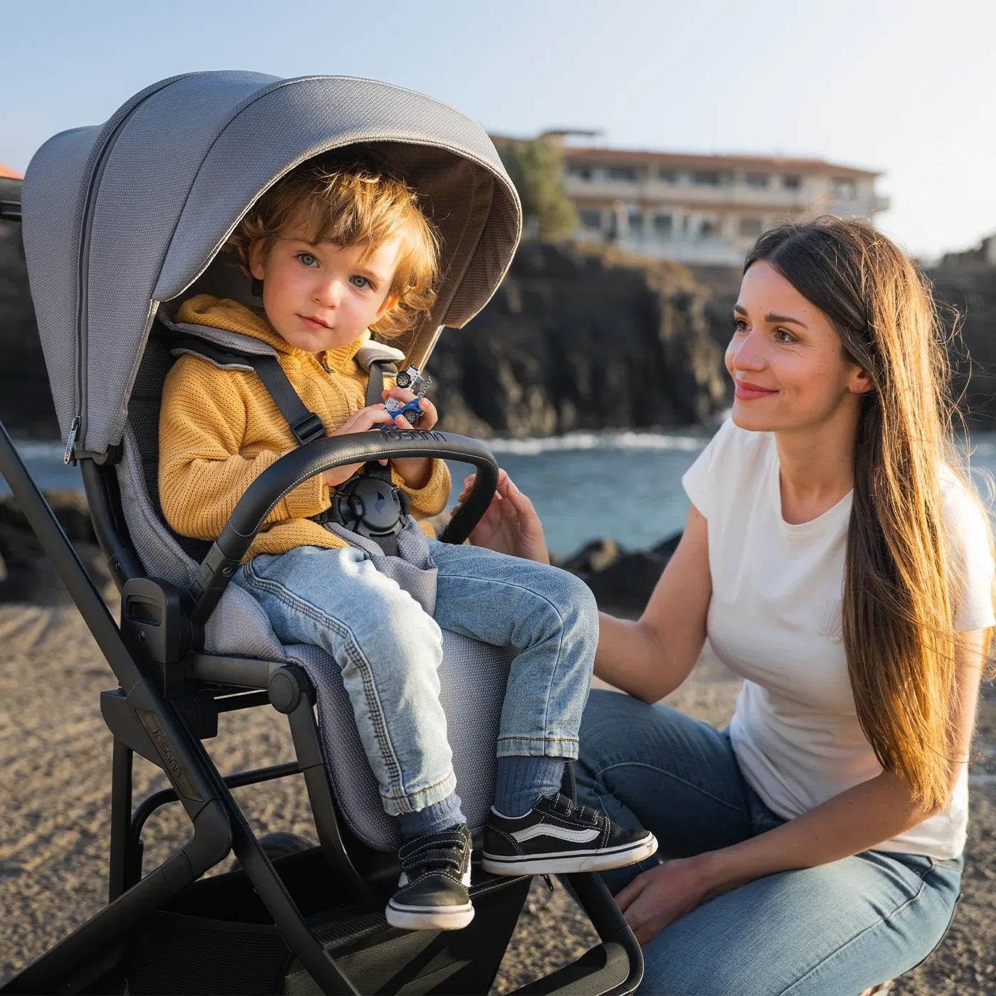 Osann Juntos Kinderwagen mit Sportwagenaufsatz unterwegs