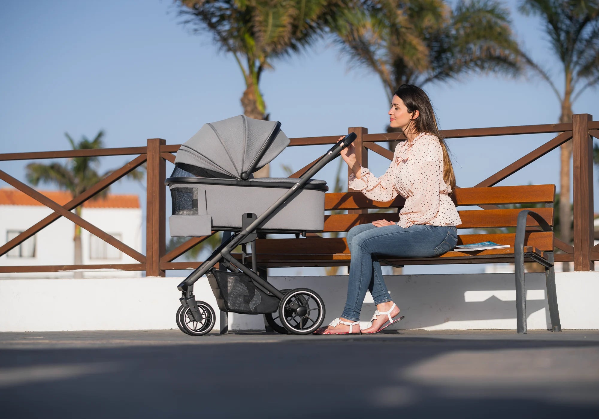 Osann Juntos Kinderwagen mit Babywanne unterwegs