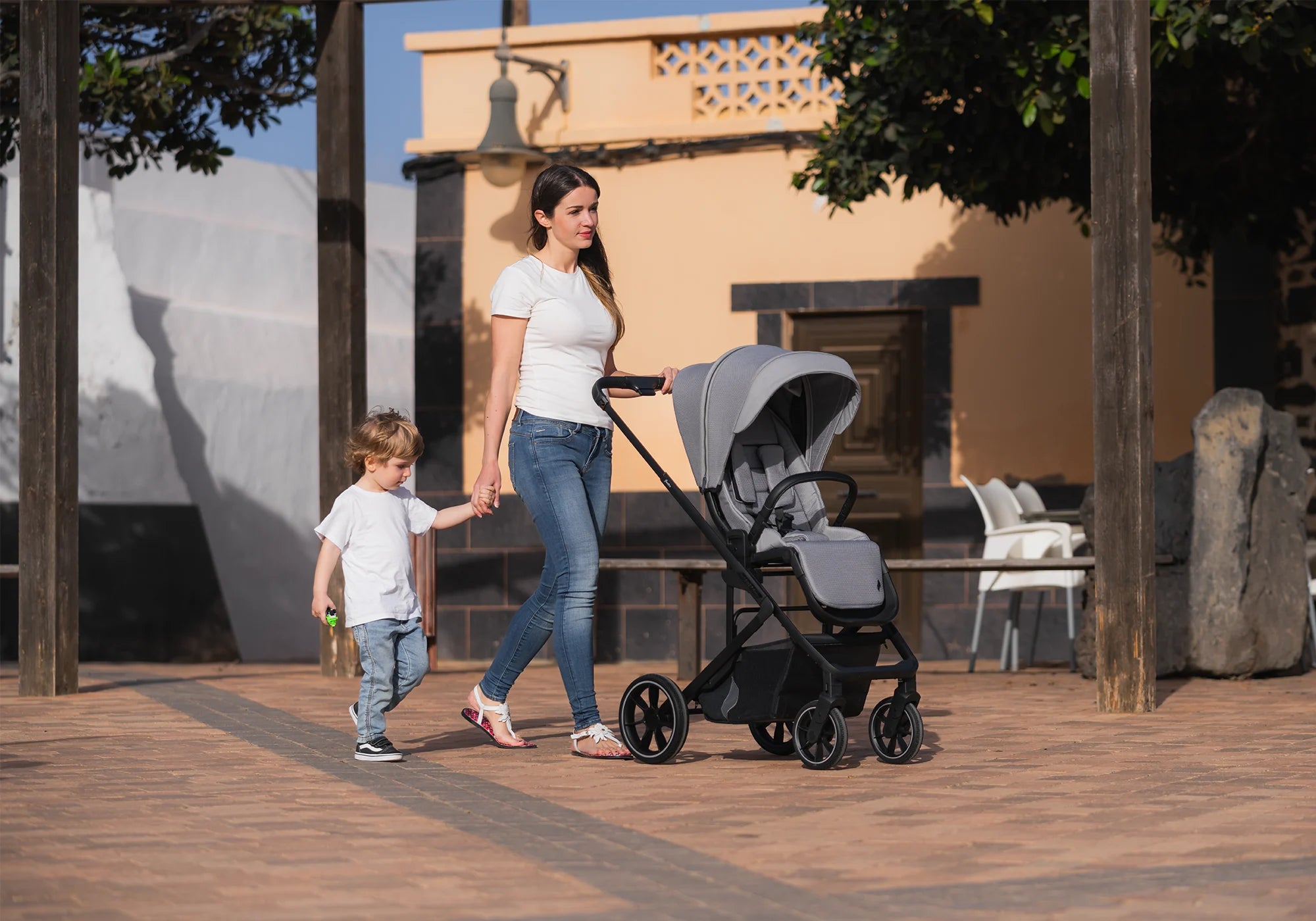 Osann Juntos Kinderwagen mit Sportwagenaufsatz unterwegs