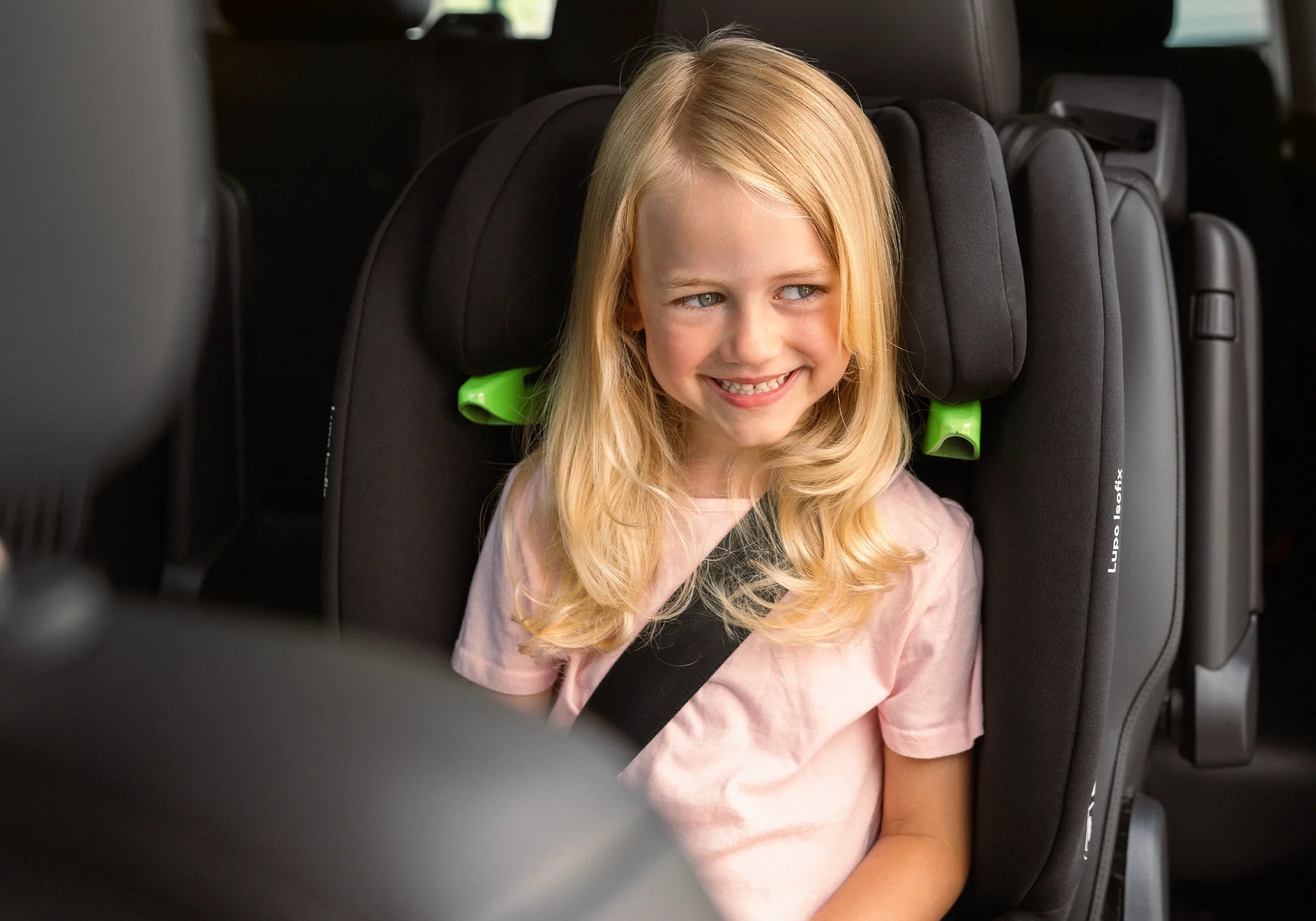 Osann Lupo Isofix 2 Kindersitz mit Kind im Auto eingebaut