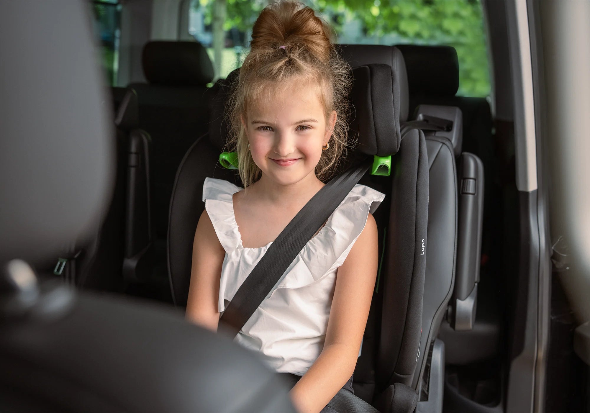 Osann Lupo Kindersitz mit Kind im Auto