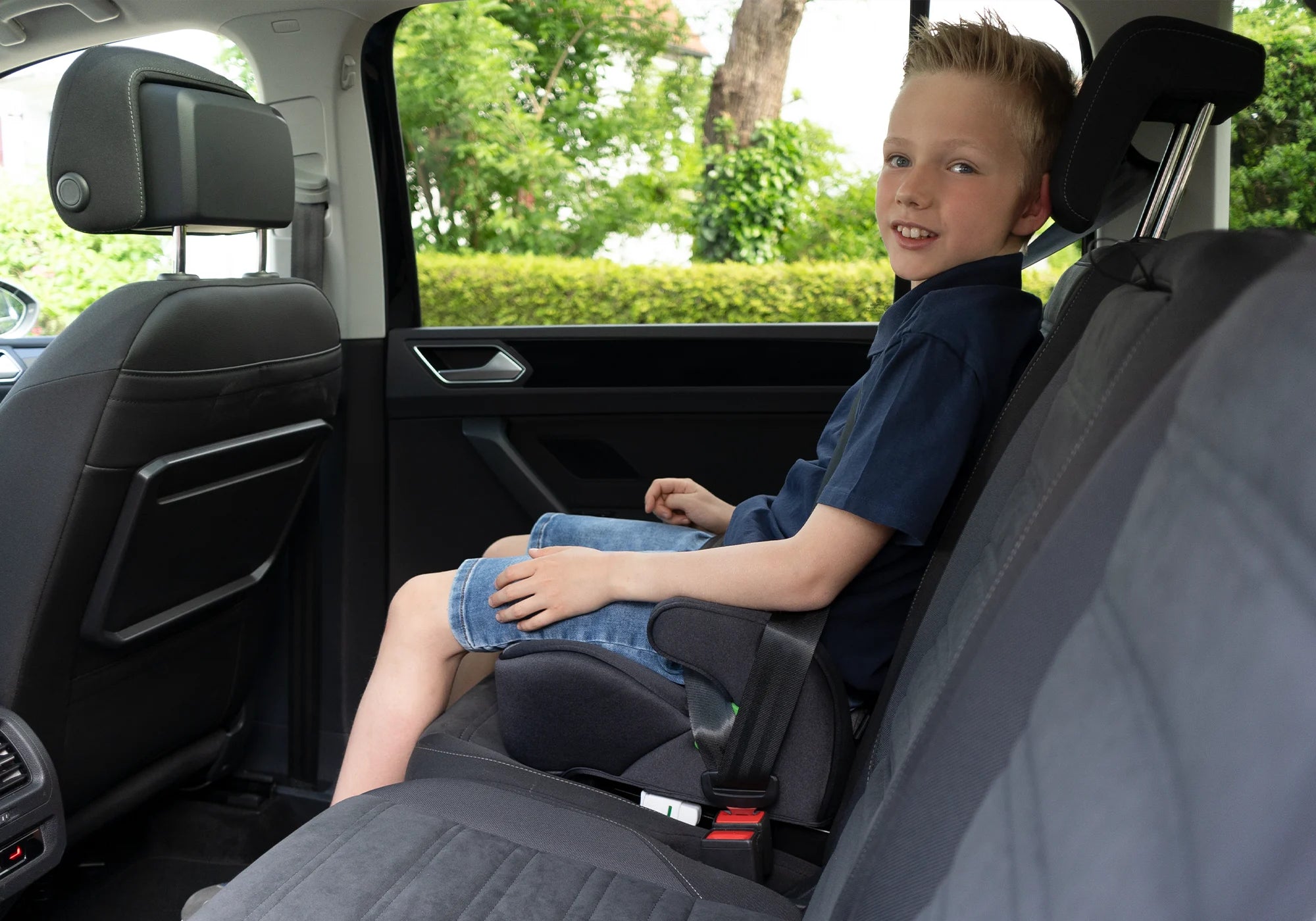 Osann Lux Isofix Sitzerhöhung mit Junge im Autó