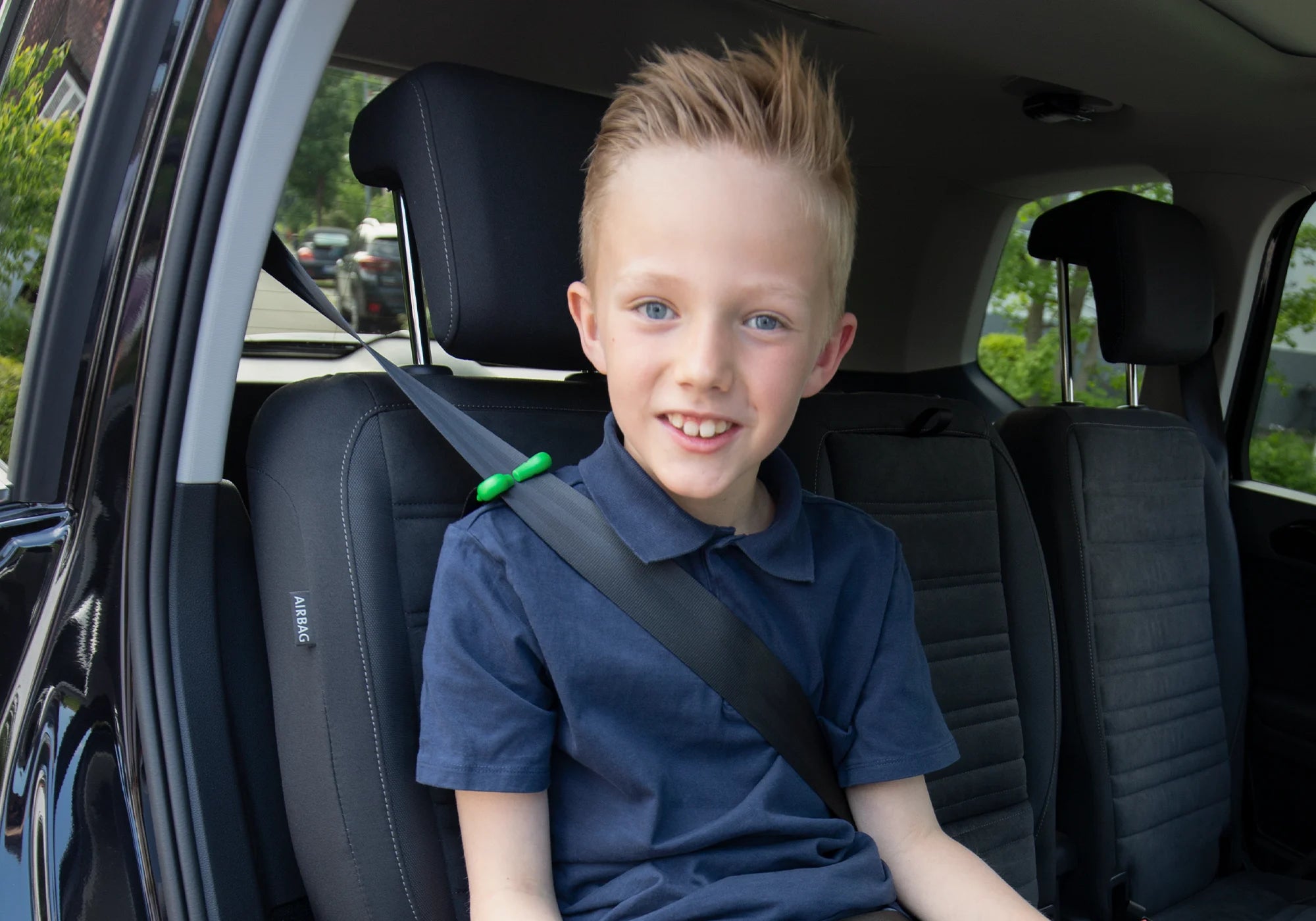 Junge angeschnallt im Auto