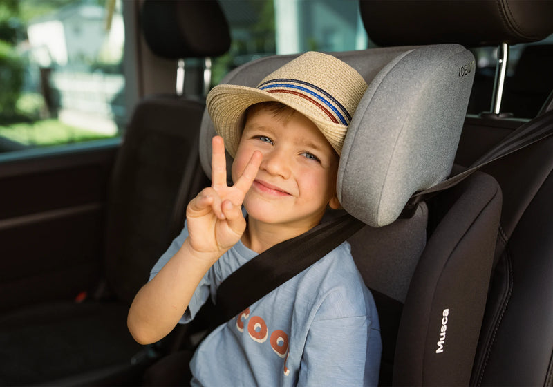 Osann Musca Kindersitz angeschnallt im Auto