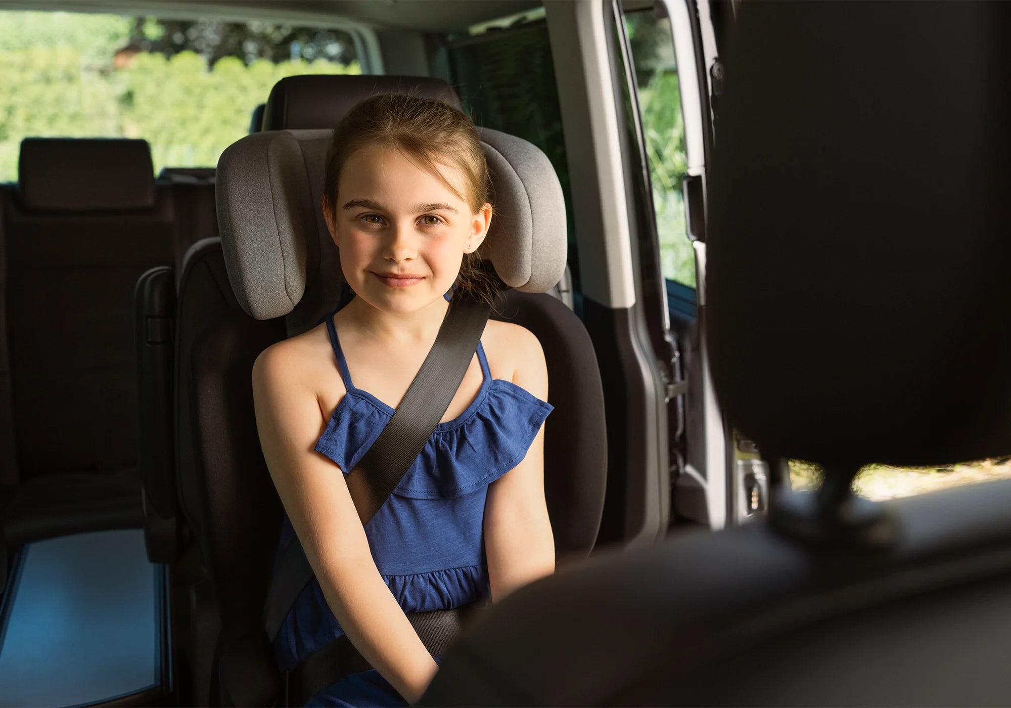 Osann Musca Isofix Kindersitz mit Kind angeschnallt im Auto