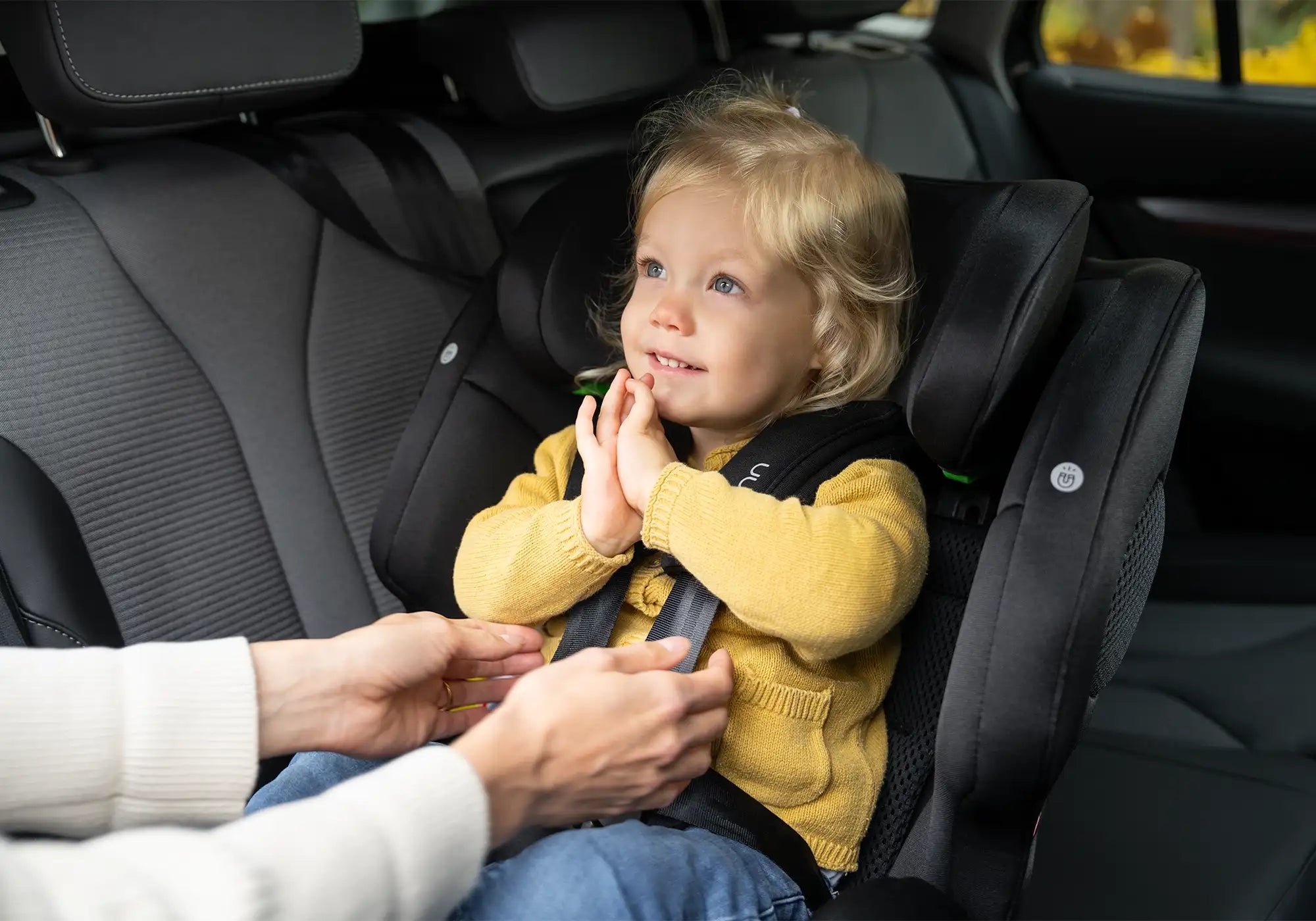 Osann One360 SL Klimax Kindersitz mit Kind beim anschnallen