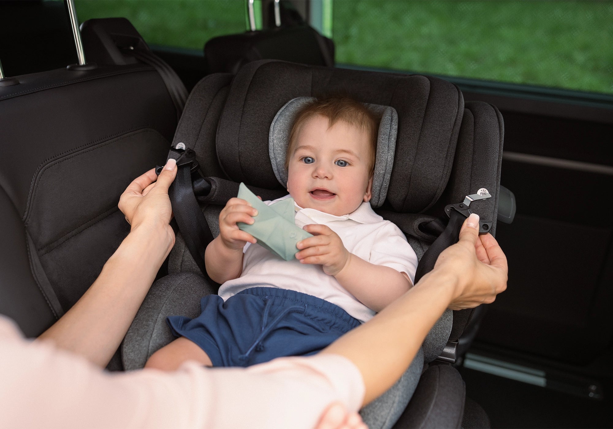 Osann One360 SL Kindersitz im Auto mit Kind beim anschnallen