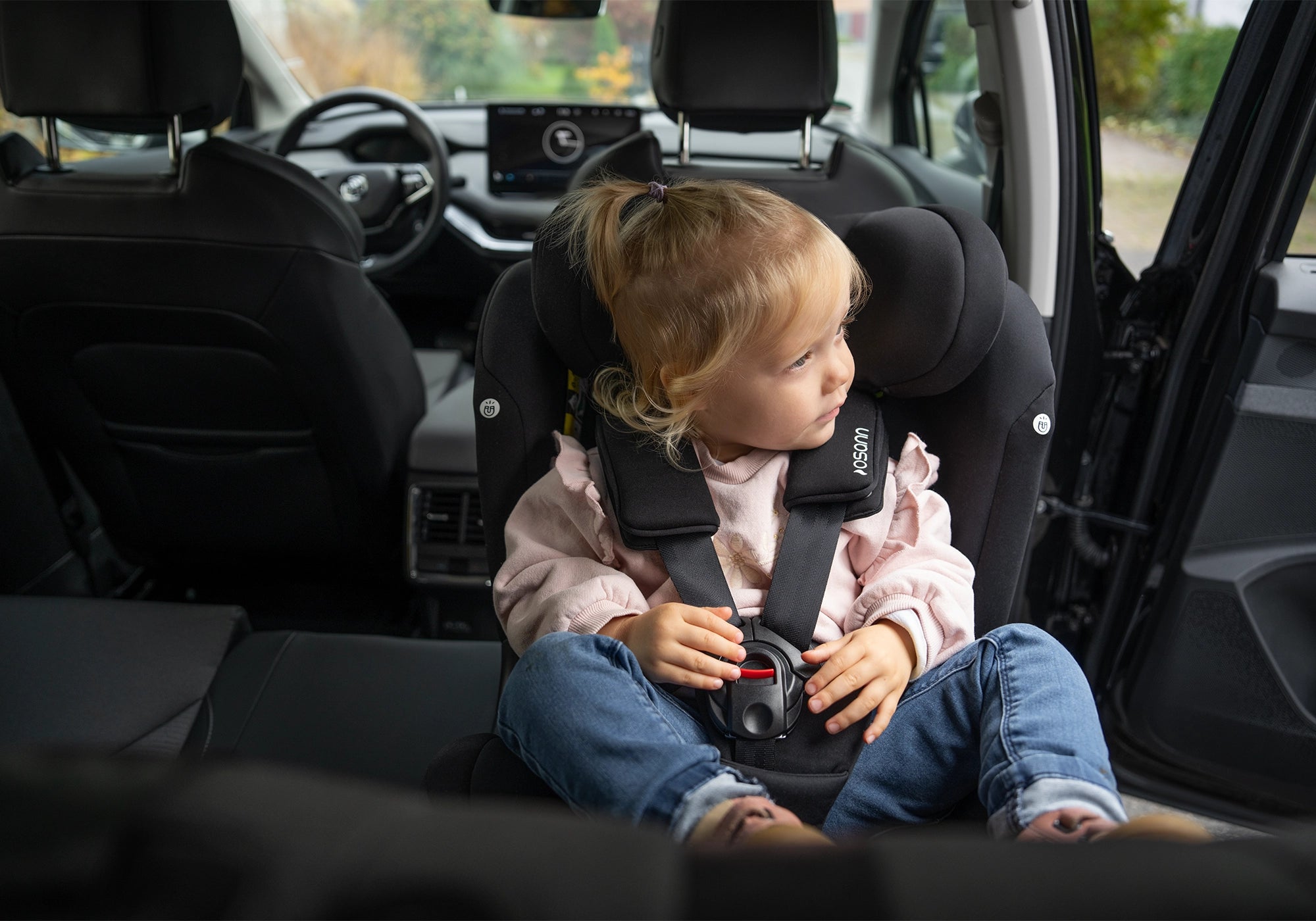 Osann Taos360 Kindersitz mit Kind im Auto reboard