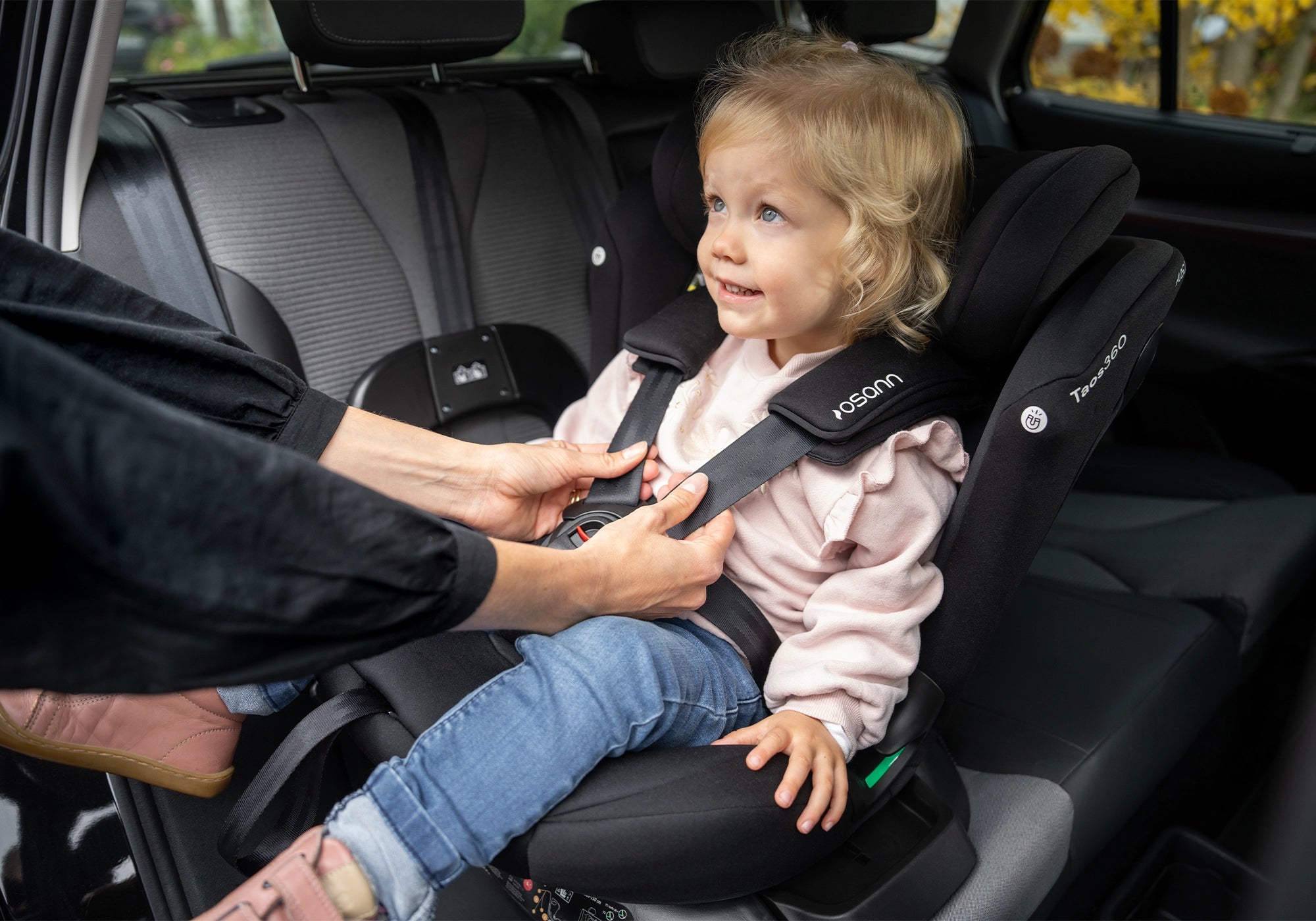 Osann Taos360 Kindersitz mit Kind im Auto